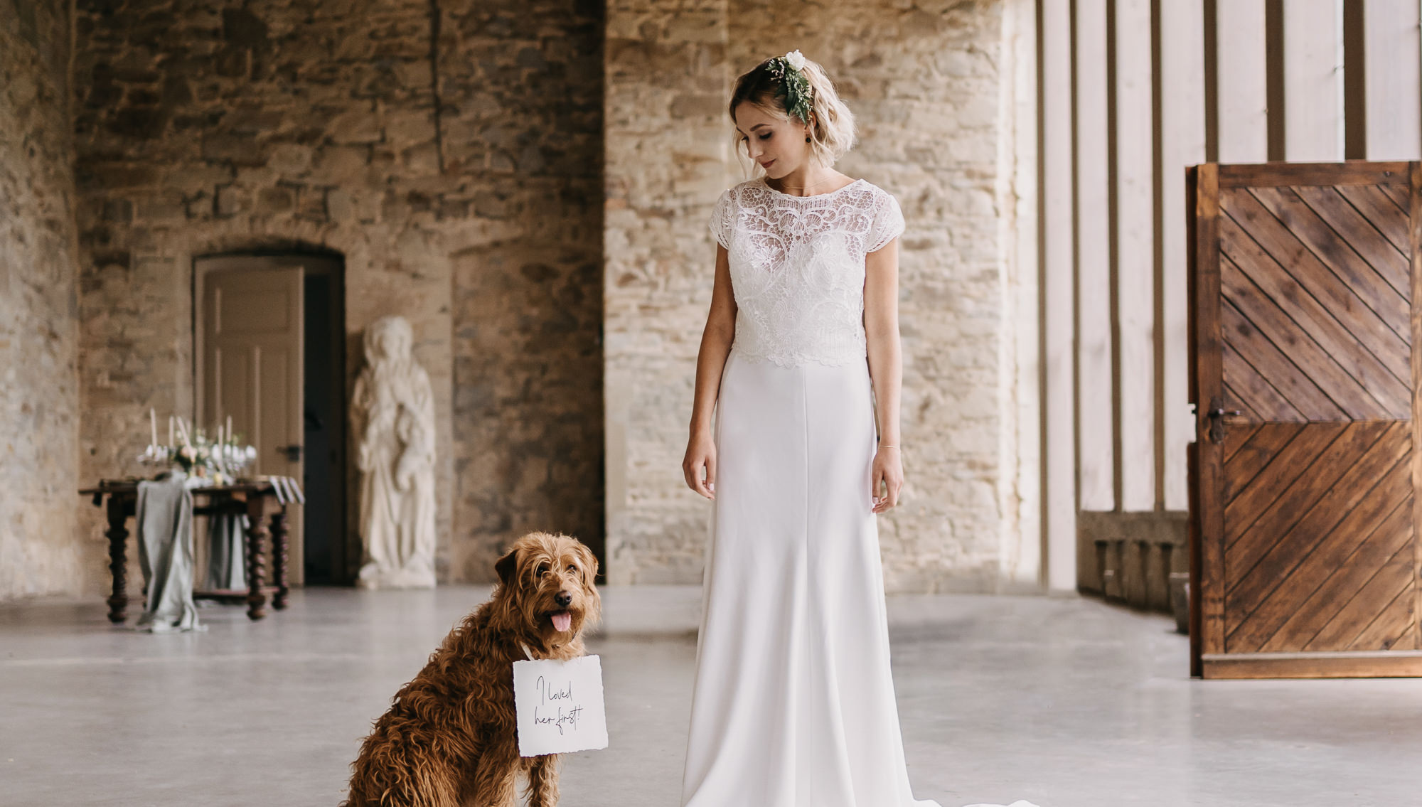 Braut mit ihrem Hund kurz vor der Trauung | Ausbildung für Freie Rednerinnen und Redner | RedeKunstWerk