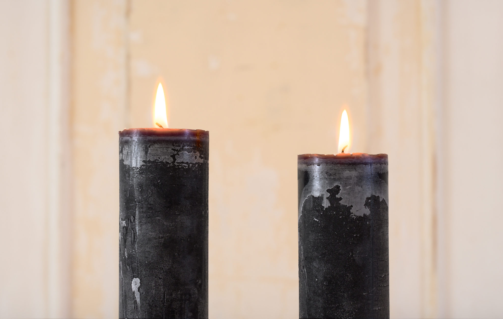 Schwarze Kerzen stellvertretend für die Trauer um einen geliebten Menschen | RedeKunstWerk Die Ausbildung für Freie Redner