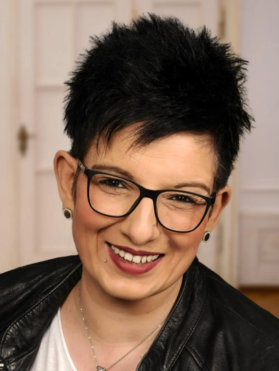 Freie Rednerin Nadine Krüper im Porträt | Unser Trauredner Team von RedeKunstWerk